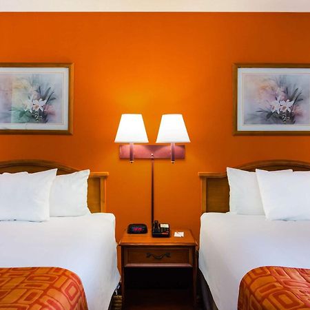 Howard Johnson By Wyndham Panama City Exterior photo
